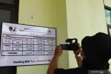 Wartawan mengambil gambar data jumlah keterisian rumah sakit di gedung tempat isolasi pasien COVID-19 di Rumah Sakit Umum Daerah (RSUD) Dolopo, Kabupaten Madiun, Jawa Timur, Senin (21/6/2021). Akibat lonjakan kasus positif COVID-19 di daerah itu, tingkat keterisian tempat tidur atau Bed Occupancy Rate (BOR) di rumah sakit tersebut mencapai 81,05 persen, melampaui ambang batas aman BOR yang ditetapkan Organisasi Kesehatan Dunia (WHO) sebesar 60 hingga 80 persen. Antara Jatim/Siswowidodo/zk