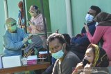 Petugas kesehatan melakukan tes cepat antigen kepada warga di UPTD Puskesmas Sambongpari, Kota Tasikmalaya, Jawa Barat, Senin (21/6/2021). Dinas Kesehatan Kota Tasikmalaya menggelar tes antigen secara massal kepada warga Sambongpari, Kecamatan Mangkubumi setelah terdapat 15 warga terkonfirmasi positif COVID-19 yang berasal dari klaster keluarga yang berwisata keluar daerah. ANTARA FOTO/Adeng Bustomi/agr