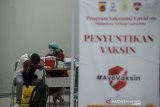 Tenaga kesehatan menyuntikan vaksin COVID-19 kepada seorang mahasiswa di Kampus Universitas Telkom, Bojongsoang , Kabupaten Bandung, Jawa Barat, Senin (21/6/2021). Universitas Telkom menyediakan sebanyak 3.000 dosis vaksin bagi mahasiswa dan pegawai kampus guna mempercepat program vaksinasi nasional. ANTARA FOTO/Raisan Al Farisi/agr