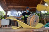 PRODUKSI SOFA BERBAHAN BOTOL PLASTIK BEKAS DI ACEH. Pekerja menyelesaikan pembuatan produk furnitur berbahan botol plastik bekas saat proses produksi  di home industri Sofa Botol Plastik (Sobotik) ) desa Lampaseh Aceh, Kecamatan Meuaxa, Banda Aceh, Aceh, Sabtu (19/6/2021). Usaha kreatif  produk furnitur berbahan baku botol plastik bekas yang mulai dikembangkan sejak pandemi COVID-19 itu dipasarkan secara online dengan harga kisaran Rp350.00 per unit. ANTARA FOTO/Ampelsa.