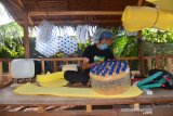 PRODUKSI SOFA BERBAHAN BOTOL PLASTIK BEKAS DI ACEH. Pekerja menyelesaikan pembuatan produk furnitur berbahan botol plastik bekas saat proses produksi  di home industri Sofa Botol Plastik (Sobotik) ) desa Lampaseh Aceh, Kecamatan Meuaxa, Banda Aceh, Aceh, Sabtu (19/6/2021). Usaha kreatif  produk furnitur berbahan baku botol plastik bekas yang mulai dikembangkan sejak pandemi COVID-19 itu dipasarkan secara online dengan harga kisaran Rp350.00 per unit. ANTARA FOTO/Ampelsa.