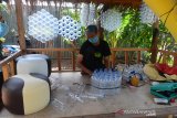 PRODUKSI SOFA BERBAHAN BOTOL PLASTIK BEKAS DI ACEH. Pekerja menyelesaikan pembuatan produk furnitur berbahan botol plastik bekas saat proses produksi  di home industri Sofa Botol Plastik (Sobotik) ) desa Lampaseh Aceh, Kecamatan Meuaxa, Banda Aceh, Aceh, Sabtu (19/6/2021). Usaha kreatif  produk furnitur berbahan baku botol plastik bekas yang mulai dikembangkan sejak pandemi COVID-19 itu dipasarkan secara online dengan harga kisaran Rp350.00 per unit. ANTARA FOTO/Ampelsa.