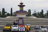 Pelaku jasa sewa mainan anak menunggu calon penyewa saat pandemi COVID-19 di Alun-alun Ciamis, Jawa Barat, Selasa (22/6/2021). Pemerintah akan merevisi pertumbuhan ekonomi triwulan II - 2021 lebih rendah dari yang sebelumnya diproyeksikan berkisar 7,1 - 8,3 persen akibat kenaikan kasus COVID-19. ANTARA FOTO/Adeng Bustomi/agr