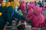 VAKASINASI HUT BHAYANGKARA POLRI. Sejumlah Ibu Bhayangkari mengikuti vaksinasi Covid-19  di Gedung Serba Guna Stadion Harapan Bangsa, Banda Aceh, Senin (21/6/2021). Vaksinasi masal anggota Bhayangkari dalam rangkaian kegiatan HUT Bhayangkara Polri itu untuk mencegah penyebaran dan menekan lonjakan kasus COVID-19. ANTARA FOTO/Ampelsa.