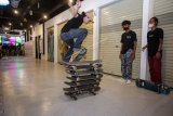 Pemain skateboard melakukan atraksi melompati papan skateboard di Marchand Hype Station, Tangerang Selatan, Banten, Senin (21/6/2021). Kegiatan yang diikuti oleh berbagai komunitas skateboard dari berbagai daerah tersebut untuk merayakan Hari Skateboard Internasional yang digelar di tengah mewabahnya virus SARS-CoV-2 penyebab COVID-19. ANTARA FOTO/Fauzan/wsj.