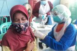 Sejumlah warga lanjut usia (lansia) mengikuti vaksinasi COVID-19 di Kelurahan Burengan, Kota Kediri, Jawa Timur, Selasa (22/6/2021).  Kegiatan tersebut bertujuan untuk mendorong percepatan program vaksinasi di Kota Kediri yang hingga kini mencapai 60 ribuan warga, data sementara capaian warga lansia yang telah di vaksin COVID-19 sekitar  68 persen dari total keseluruhan. Antara Jatim/ Asmaul Chusna/zk