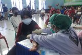 Sejumlah warga lanjut usia (lansia) melakukan pemeriksaan kesehatan sebelum mendapat suntikan vaksin COVID-19 di Kelurahan Burengan, Kota Kediri, Jawa Timur, Selasa (22/6/2021).  Kegiatan tersebut bertujuan untuk mendorong percepatan program vaksinasi di Kota Kediri yang hingga kini mencapai 60 ribuan warga, data sementara capaian warga lansia yang telah di vaksin COVID-19 sekitar  68 persen dari total keseluruhan. Antara Jatim/ Asmaul Chusna/zk