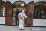 Relawan dari komunitas Republik Aer menyemprotkan cairan disinfektan di Masjid Muhajirin, Kota Tasikmalaya, Jawa Barat, Rabu (23/6/2021). Penyemprotan tersebut dilakukan untuk mengantisipasi penyebaran COVID-19 setelah empat orang terkonfirmasi positif COVID-19, diantaranya imam masjid beserta pengurus. ANTARA FOTO/Adeng Bustomi/agr