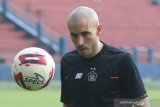  Pesepak bola Persik Kediri dari Spanyol Youssef Ezzejjari menguasai bola saat latihan di Stadion Brawijaya, Kota Kediri, Jawa Timur, Selasa (22/6/2021). Persik Kediri mendatangkan tiga pemain asing baru sekaligus yakni Ibrahim Bahsoun dari Lebanon, Youssef Ezzejjari dari Spanyol, dan Arthur F Silva dari Brasil untuk memperkuat tim guna mengikuti kompetisi Liga 1.  Antara Jatim/Prasetia Fauzani/zk