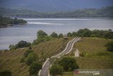 Pemandangan kawasan Wisata Bukit Batu di Desa Sungai Luar Tiwingan Baru, Kabupaten Banjar, Kalimantan Selatan, Rabu (23/6/2021). Wisata Bukit Batu yang terletak di kawasan waduk Riam Kanan itu  menjadi salah satu destinasi wisata alam yang menawarkan pemandangan Pegunungan Meratus dan waduk Riam Kanan serta memiliki fasilitas umum musala yang ramai di kunjungi wisatawan lokal. Foto Antaranews Kalsel/Bayu Pratama S.