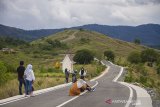 Sejumlah pengunjung berfoto dengan latar belakang puncak Bukit Batu di Desa Sungai Luar Tiwingan Baru, Kabupaten Banjar, Kalimantan Selatan, Rabu (23/6/2021). Wisata Bukit Batu yang terletak di kawasan waduk Riam Kanan itu  menjadi salah satu destinasi wisata alam yang menawarkan pemandangan Pegunungan Meratus dan waduk Riam Kanan serta memiliki fasilitas umum musala yang ramai di kunjungi wisatawan lokal. Foto Antaranews Kalsel/Bayu Pratama S.