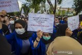 Massa yang tergabung dalam Badan Eksekutif Mahasiswa (BEM) seluruh Kalimantan Selatan melakukan aksi unjuk rasa di kawasan Jalan Lambung Mangkurat, Banjarmasin, Kalimantan Selatan, Kamis (24/6/2021). Dalam aksinya tersebut mereka menyerukan menolak adanya pelemahan terhadap lembaga antirasuah, Komisi Pemberantasan Korupsi (KPK) terkait polemik 75 pegawai KPK yang dinonaktifkan akibat tidak lolos Tes Wawasan Kebangsaan (TWK). Foto Antaranews Kalsel/Bayu Pratama S.