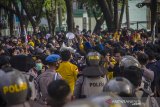 Massa yang tergabung dalam Badan Eksekutif Mahasiswa (BEM) melakukan aksi unjuk rasa di kawasan Jalan Lambung Mangkurat, Banjarmasin, Kalimantan Selatan, Kamis (24/6/2021). Aksi menyerukan menolak adanya pelemahan terhadap lembaga antirasuah, Komisi Pemberantasan Korupsi (KPK) tersebut sempat terjadi kericuhan akibat Ketua DPRD Kalsel Supian HK yang tak kunjung datang menemui para demonstran, sesuai tuntutan mereka. Foto Antaranews Kalsel/Bayu Pratama S.