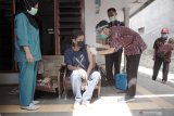 Petugas mmenyuntikan vaksin COVID-19 orang dengan gangguan jiwa di Tulungagung, Jawa Timur, Kamis (24/6/2021). Vaksinasi lanjutan terhadap kelompok penderita gangguan jiwa di daerah itu ditargetkan menyasar 1.804 ODGJ sebagai upaya membangun kekebalan kelompok (herd immunity) di kalangan  mereka. Antara Jatim/Destyan Sujarwoko/zk