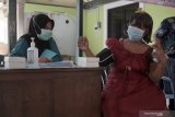  Petugas mengukur tekanan darah seorang penderita/orang dengan gangguan jiwa sebelum dilakukan vaksinasi COVID-19 di Tulungagung, Jawa Timur, Kamis (24/6/2021). Vaksinasi lanjutan terhadap kelompok penderita gangguan jiwa di daerah itu ditargetkan menyasar 1.804 ODGJ sebagai upaya membangun kekebalan kelompok (herd immunity) di kalangan  mereka. Antara Jatim/Destyan Sujarwoko/zk