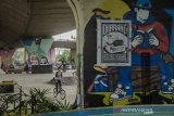 Warga bersepeda di Taman Skateboard di Kota Bandung, Jawa Barat, Jumat (25/6/2021). Gubernur Jawa Barat Ridwan Kamil meminta masyarakat Kota Bandung memaksimalkan kegiatan di rumah serta agar wisatawan tidak berkunjung hingga sepekan ke depan karena per 24 Juni 2021 Bandung menjadi menjadi salah satu zona merah risiko COVID-19 di Jawa Barat. ANTARA FOTO/Novrian Arbi/agr