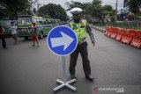 Petugas kepolisian menaruh rambu lalu lintas saat penutupan akses jalan menuju Jalan Soekarno-Hatta di perbatasan antara Kabupaten Bandung dan Kota Bandung, Jawa Barat, Jumat (25/6/2021). Pemerintah Kota Bandung kembali menutup sejumlah ruas jalan protokol di Kota Bandung hingga 1 Juli 2021 dalam rangka pengetatan aktivitas masyarakat untuk menekan angka penyebaran COVID-19 di Kota Bandung yang saat ini berstatus zona merah. ANTARA FOTO/Raisan Al Farisi/agr