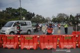 Petugas menutup akses jalan menuju Jalan Soekarno-Hatta di perbatasan antara Kabupaten Bandung dan Kota Bandung, Jawa Barat, Jumat (25/6/2021). Pemerintah Kota Bandung kembali menutup sejumlah ruas jalan protokol di Kota Bandung hingga 1 Juli 2021 dalam rangka pengetatan aktivitas masyarakat untuk menekan angka penyebaran COVID-19 di Kota Bandung yang saat ini berstatus zona merah. ANTARA FOTO/Raisan Al Farisi/agr