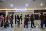 Sejumlah calon penerima vaksin antre sebelum mengikuti vaksinasi COVID-19 di Duta Mall, Banjarmasin, Kalimantan Selatan, Jumat (25/6/2021). Polresta Banjarmasin dan Dokter Kesehatan Polda Kalimantan Selatan bekerja sama dengan pengelola Duta Mal Banjarmasin menggelar vaksinasi COVID-19 untuk masyarakat umum dan karyawan mal sebagai upaya menyukseskan program pemerintah target sejuta penyuntikkan vaksin per hari. Foto Antaranews Kalsel/Bayu Pratama S.