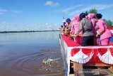 Tabur bunga di Sungai Mentaya tandai peringatan Hari Bhayangkara di Kalteng