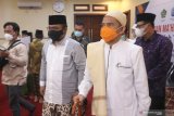 Menteri Agama Yaqut Cholil Qoumas (kiri) didampingi pengasuh pondok pesantren Lirboyo KH Anim Falahuddin Mahrus (kanan) saat peresmian perguruan tinggi Islam berbasis kitab kuning Ma'had Aly di Pondok Pesantren Lirboyo, Kota Kediri, Jawa Timur, Jumat (25/6/2021). Kunjungan menteri agama tersebut guna meresmikan perguruan tinggi Ma'had Aly sekaligus mensosialisasikan pelaksanaan Idul Adha 1442 H dengan menerapkan protokol kesehatan COVID-19. Antara Jatim/Prasetia Fauzani/zk