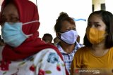 Sejumlah warga mengenakan masker saat mengantre di vaksinasi COVID-19 massal di Lapangan Merdeka, Kota Ambon, Provinsi Maluku, Sabtu (26/6/2021). (ANTARA FOTO/FB Anggoro)