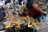 Perajin mewarnai (sungging) wayang kulit di Desa Dukuhdempok, Wuluhan, Jember, Jawa Timur, Jumat (25/6/2021). Kerajinan wayang tersebut dijual mulai Rp25.000 - Rp250.000 per buah yang dipasarkan untuk kolektor dan anak-anak yang belajar wayang. Antara Jatim/Seno/zk