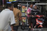 Sejumlah pengendara beraktivitas di kawasan pasar malam tanpa menggunakan masker di Indramayu, Jawa Barat, Jumat (25/6/2021). Meski kasus penyebaran virus COVID-19 di wilayah itu mengalami lonjakan tajam tapi masih banyak warga yang abaikan protokol kesehatan di tempat umum dengan tidak memakai masker dan tidak menjaga jarak karena rendahnya kesadaran warga akan bahaya COVID-19. ANTARA FOTO/Dedhez Anggara/agr