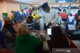 GEBRAKAN VAKSINASI MASAL DI TENGAH PADEMI  COVID-19. GEBRAKAN VAKSINASI MASAL DITENGAH PANDEMI COVID-19

Oleh Ampelsa

	Gedung Serbaguna Stadion Harapan Bangsa , Banda Aceh mulai ramai didatangi masyarakat , termasuk warga lanjut usia yang antusias untuk mengikuti vaksinasi COVID-19.

	Sementara, beberapa tenaga vaksinator dari dinas kesehatan hingga Puskesmas dan termasuk juga tenaga medis TNI dan Polri,  sejak pagi bersiap memberikan layanan kepada masyarakat, mulai dari pemeriksaan kesehatan dan dilanjutkan suntikan Vaksin Sinovac  COVID-19. 

	Layanan gratis vaksinasi masal untuk meningkatkan imunitas dalam pencegahan serta  penyebaran COVID-19 itu, diikuti dari berbagaia kalangan masyarakat, antara lain Aparatur Sipil Negara (ANS), karyawan perusahaan , pedagangn, personil jajaran Polri, TNI dan juga warga lanjut usia (Lansia). 

	Satgas Penanganan COVID-19 provinsi Aceh menyatakan target vaksinasi COVID-19 di Aceh mencapai 3,7 juta orang dan realisasinya per 10 Juni 2021 sekitar 174.000 orang untuk vaksin tahap pertama dan vaksin tahap ke dua sekitar 108.000 orang.

	Pemerintah mengharapkan, melalui gebrakan vansinasi masal COVI-19, target vaksinasi diharapkan dapat tercapai  dengan terbangunnya kesadaran masyarakat dalam mengikuti program vaksinasi. 

	Gebrakan vaksinas masal di sejumlah kabupaten/kota bertujuan memberikan kemudhan kepada masyarakat.

	Gubernur Aceh, Nova Iriansyah dalam berbagai kesempatan mengimbau masyarakat beramai ramai mendaftarkan diri untuk divaksin dalam upaya mengakhiri pandemi COVID-19.