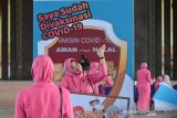 GEBRAKAN VAKSINASI MASAL DI TENGAH PADEMI  COVID-19. GEBRAKAN VAKSINASI MASAL DITENGAH PANDEMI COVID-19

Oleh Ampelsa

	Gedung Serbaguna Stadion Harapan Bangsa , Banda Aceh mulai ramai didatangi masyarakat , termasuk warga lanjut usia yang antusias untuk mengikuti vaksinasi COVID-19.

	Sementara, beberapa tenaga vaksinator dari dinas kesehatan hingga Puskesmas dan termasuk juga tenaga medis TNI dan Polri,  sejak pagi bersiap memberikan layanan kepada masyarakat, mulai dari pemeriksaan kesehatan dan dilanjutkan suntikan Vaksin Sinovac  COVID-19. 

	Layanan gratis vaksinasi masal untuk meningkatkan imunitas dalam pencegahan serta  penyebaran COVID-19 itu, diikuti dari berbagaia kalangan masyarakat, antara lain Aparatur Sipil Negara (ANS), karyawan perusahaan , pedagangn, personil jajaran Polri, TNI dan juga warga lanjut usia (Lansia). 

	Satgas Penanganan COVID-19 provinsi Aceh menyatakan target vaksinasi COVID-19 di Aceh mencapai 3,7 juta orang dan realisasinya per 10 Juni 2021 sekitar 174.000 orang untuk vaksin tahap pertama dan vaksin tahap ke dua sekitar 108.000 orang.

	Pemerintah mengharapkan, melalui gebrakan vansinasi masal COVI-19, target vaksinasi diharapkan dapat tercapai  dengan terbangunnya kesadaran masyarakat dalam mengikuti program vaksinasi. 

	Gebrakan vaksinas masal di sejumlah kabupaten/kota bertujuan memberikan kemudhan kepada masyarakat.

	Gubernur Aceh, Nova Iriansyah dalam berbagai kesempatan mengimbau masyarakat beramai ramai mendaftarkan diri untuk divaksin dalam upaya mengakhiri pandemi COVID-19.