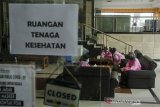 Petugas tenaga kesehatan berisitirahat di lobi Hotel isolasi mandiri COVID-19 di Hotel Grand Asrilia, Bandung, Jawa Barat, Senin (28/6/2021). Pemerintah Provinsi Jawa Barat bekerja sama dengan pihak Grand Asrilia Hotel dengan menyediakan sedikitnya 500 tempat tidur perawatan untuk rujukan lokasi isolasi bagi pasien Covid-19 bergejala ringan atau yang dalam masa penyembuhan pasien Covid-19 dari 59 rumah sakit di Bandung Raya. ANTARA FOTO/Novrian Arbi/agr