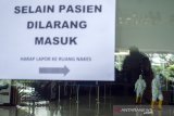 Petugas tenaga kesehatan berjalan di lobi Hotel isolasi mandiri COVID-19 di Hotel Grand Asrilia, Bandung, Jawa Barat, Senin (28/6/2021). Pemerintah Provinsi Jawa Barat bekerja sama dengan pihak Grand Asrilia Hotel dengan menyediakan sedikitnya 500 tempat tidur perawatan untuk rujukan lokasi isolasi bagi pasien Covid-19 bergejala ringan atau yang dalam masa penyembuhan pasien Covid-19 dari 59 rumah sakit di Bandung Raya. ANTARA FOTO/Novrian Arbi/agr