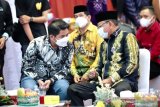 Ketua DPRD Kalsel Supian HK berbincang dengan Wakil Ketua DPRD Kalsel M Syaripuddin (tengah) saat menghadiri acara penghargaan Badan Usaha Milik Desa (BUMDesa) di Duta Mall, Banjarmasin, Kalimantan Selatan, Senin (28/6/2021). Dalam Rangka meningkatkan kapasitas BUMDesa  Wakil Ketua DPRD Kalsel M Syaripuddin menyumbangkan platform digital yang bernama Kelola Kas untuk kelola keuangan kepada BUMDesa di tiga Kabupaten yaitu Kabupaten Tanah Laut, Kabupaten Tanah Bumbu,l dan Kabupaten Kotabaru. Foto Antaranews Kalsel/HO-Humas DPRD Kalsel/Bay.