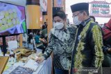 Ketua DPRD Kalsel Supian HK (kanan) didampingi Wakil Ketua DPRD Kalsel M Syaripuddin (kiri) meninjau salah satu stand BUMDesa saat menghadiri acara penghargaan Badan Usaha Milik Desa (BUMDesa) di Duta Mall, Banjarmasin, Kalimantan Selatan, Senin (28/6/2021). Dalam Rangka meningkatkan kapasitas BUMDesa  Wakil Ketua DPRD Kalsel M Syaripuddin menyumbangkan platform digital yang bernama Kelola Kas untuk kelola keuangan kepada BUMDesa di tiga Kabupaten yaitu Kabupaten Tanah Laut, Kabupaten Tanah Bumbu,l dan Kabupaten Kotabaru. Foto Antaranews Kalsel/HO-Humas DPRD Kalsel/Bay.