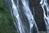 Pecinta olahraga 'rappelling' menuruni tebing air terjun tumpak sewu di Pronojiwo, Lumajang, Jawa Timur, Minggu (27/6/2021). Tebing air terjun tersebut menjadi salah satu piihan  bagi para penggiat panjat tebing karena ketinggian yang mencapai 120 meter. Antara Jatim/Budi Candra Setya/zk