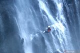 Pecinta olahraga 'rappelling' menuruni tebing air terjun tumpak sewu di Pronojiwo, Lumajang, Jawa Timur, Minggu (27/6/2021). Tebing air terjun tersebut menjadi salah satu piihan  bagi para penggiat panjat tebing karena ketinggian yang mencapai 120 meter. Antara Jatim/Budi Candra Setya/zk