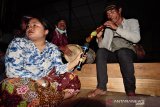 Masyarakat Dayak Piani menggunakan alat musik sarunai yang ditiup untuk mengiringi prosesi Aruh Ganal (upacara syukuran pasca panen padi) di Kecamatan Piani, Kabupaten Tapin, Kalimantan Selatan, Senin (28/6/2021). Masyarakat Dayak Piani melakukan tradisi tahunan 'Aruh Ganal' yang bertujuan untuk bersyukur dari hasil panen padi yang melimpah serta melaksanakan tolak bala (meminta keselamatan), pengobatan, penyampaian harapan dan doa. Foto Antaranews Kalsel/M Fauzi Fadillah/Bay.