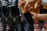 Pekerja membuat sepatu untuk memenuhi permintaan pasar domestik dan ekspor di rumah produksi Waris Shoes, Polehan, Malang, Jawa Timur, Senin (28/6/2021). Asosiasi Persepatuan Indonesia (Aprisindo) menargetkan nilaiÂ ekspor alas kaki nasional pada tahun 2021 dapat tumbuh 10 persen yakni mencapai US 5,28 miliar dollar atau setara Rp76,22 triliun mengingat permintaan ekspor masih terus meningkat. Antara Jatim/Ari Bowo Sucipto/zk