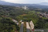 Foto udara proyek Jalan Tol Cileunyi-Sumedang-Dawuan (Cisumdawu) di Rancakalong, Kabupaten Sumedang, Jawa Barat, Senin (28/6/2021). Untuk mengejar target rampungnya proyek Jalan Tol Cisumdawu pada Desember 2021 mendatang, Menteri PUPR Basuki Hadimuljono menginstruksikan agar ada penambahan kontraktor proyek tersebut yang memiliki panjang  60,10 kilometer. ANTARA FOTO/Raisan Al Farisi/agr