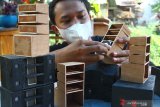 Perajin membuat miniatur pengeras suara untuk dikirim ke berbagai daerah di rumah produksi Malang Sound Miniatur, Jawa Timur, Selasa (29/6/2021). Perajin miniatur pengeras suara setempat mengaku kewalahan memenuhi permintaan yang justru meningkat saat pandemi COVID-19 yakni dari lima unit menjadi sepuluh unit per bulan meskipun sudah membatasi pesanan hanya melalui media sosial saja. Antara Jatim/Ari Bowo Sucipto/zk