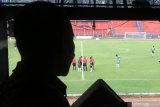 Petugas mempersiapkan siaran pertandingan Persik Kediri Melawan KS Tiga Naga secara virtual di Stadion Brawijaya, Kota Kediri, Jawa Timur, Selasa (29/6/2021). Persik Kediri memperkenalkan pertandingan virtual berbayar dengan harga Rp15 ribu per tiket sebagai upaya menambah pemasukan seiring pemberlakuan pertandingan tanpa penonton di stadion saat pandemi COVID-19. Antara Jatim/Prasetia Fauzani/zk