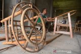 UMKM MEBEL ROTAN TERSANDUNG PEMASARAN. Perajin menyelesaikan tahap finishing pembuatan kursi dan meja berbahan baku rotan di salah satu Usaha Mikro Kecil dan Menengah (UMKM) Desa Nesu, Kecamatan Baiturrahman, Banda Aceh, Aceh, Selasa (29/6/2021). Pelaku usaha di daerah itu menyatakan hinggga saat ini saat masih tetap produksi, meski omset penjualan produk mebel turun drastis hingga 65 persen akibat kesulitan pemasaran sejak pandemi COVID-19, sementara stok bahan baku rotan  melimpah. ANTARA FOTO/Ampelsa.