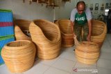 UMKM MEBEL ROTAN TERSANDUNG PEMASARAN. Perajin menyelesaikan tahap finishing pembuatan kursi dan meja berbahan baku rotan di salah satu Usaha Mikro Kecil dan Menengah (UMKM) Desa Nesu, Kecamatan Baiturrahman, Banda Aceh, Aceh, Selasa (29/6/2021). Pelaku usaha di daerah itu menyatakan hinggga saat ini saat masih tetap produksi, meski omset penjualan produk mebel turun drastis hingga 65 persen akibat kesulitan pemasaran sejak pandemi COVID-19, sementara stok bahan baku rotan  melimpah. ANTARA FOTO/Ampelsa.