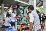 Aktivis mahasiswa yang tergabung dalam Ikatan Mahasiswa Muhammadiyah (IMM) Cabang Ciamis membagikan masker kepada warga di Terminal Kabupaten Ciamis, Jawa Barat, Rabu (30/6/2021). Aksi pembagian 1.000 masker kain tersebut guna membantu menegakkan prokes COVID-19 sehingga mencegah penularannya. ANTARA FOTO/Adeng Bustomi/agr
