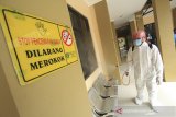 Petugas PMI menyemprotkan disinfektan di kantor Inspektorat Indramayu, Jawa Barat, Rabu (30/6/2021). Penyemprotan disinfektan di sejumlah kantor dinas dan kantor pemerintahan tersebut dilakukan menyusul banyaknya ASN yang terpapar COVID-19. ANTARA FOTO/Dedhez Anggara/agr