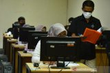 UTBK JALUR MANDIRI DI ACEH. Peserta mengikuti Ujian Tulis Berbasis Komputer (UTBK) jalur Seleksi Mandiri Masuk Perguruan Tinggi Negeri (SMMPTN)  dengan menerapkan protokol kesehatan secara ketat di Universitas Syiah Kuala, Banda Aceh, Aceh, Rabu (30/6/2021). Universitas Syiah Kuala (USK) Aceh menyediakan kuota  sebanyak 2.300 mahasiswa baru tahun 2021 melalui seleksi Jalur Mandiri. ANTARA FOTO/Ampelsa.