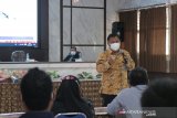 Tenaga pendamping Prodamas Plus menandatangani kontrak kerja di Kediri, Jawa Timur, Selasa (29/6/2021). Prodamas Plus 2021 diberikan kepada setiap RT sebesar Rp100 juta per tahun, naik dari sebelumnya Rp50 juta per tahun. Antara Jatim/ HO-Kominfo Kota Kediri/zk
