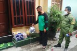 Petugas Dinas Sosial Kota Kediri menyiapkan paket bantuan untuk warga yang isolasi karena terpapar COVID-19 di Kediri, Jawa Timur, Senin (28/6/2021). Bantuan diberikan sebagai bentuk perhatian pemkot kepada warga yang isolasi termasuk kepada keluarga. Antara Jatim/ HO-Kominfo Kota Kediri/zk