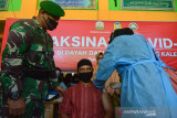 VAKSINASI covid-19 DI  DAYAH ACEH. Petugas kesehatan memberikan suntikan vaksinasi COVID-19 Sinovac kepada Ustaz (guru) dan tenaga pendidik di Lembaga Pendidikan Islam Dayah Darul Ihsan, Desa Siem, Kabupaten Aceh Besar, Aceh, Kamis (1/7/2021). Gerakan vaksinasi massal COVID-19 yang menyasar ke sejumlah Lembaga Pendidikan Islam  di Aceh itu dalam rangka pencegahan dan menekan angka penularan COVID-19. ANTARA FOTO/Ampelsa.