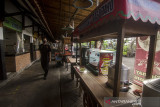 Petugas keamanan berjaga di area  kedai Paskal Food Market yang ditutup selama PPKM Darurat di Bandung, Jawa Barat, Jumat (2/7/2021). Rumah makan diizinkan boleh beroperasi hanya untuk melayani pesanan untuk dibawa pulang selama Pemberlakuan Pembatasan Kegiatan Masyarakat (PPKM) Darurat di Pulau Jawa-Bali pada 3-20 Juli 2021 sebagai upaya menekan penyebaran COVID-19. ANTARA FOTO/Novrian Arbi/agr